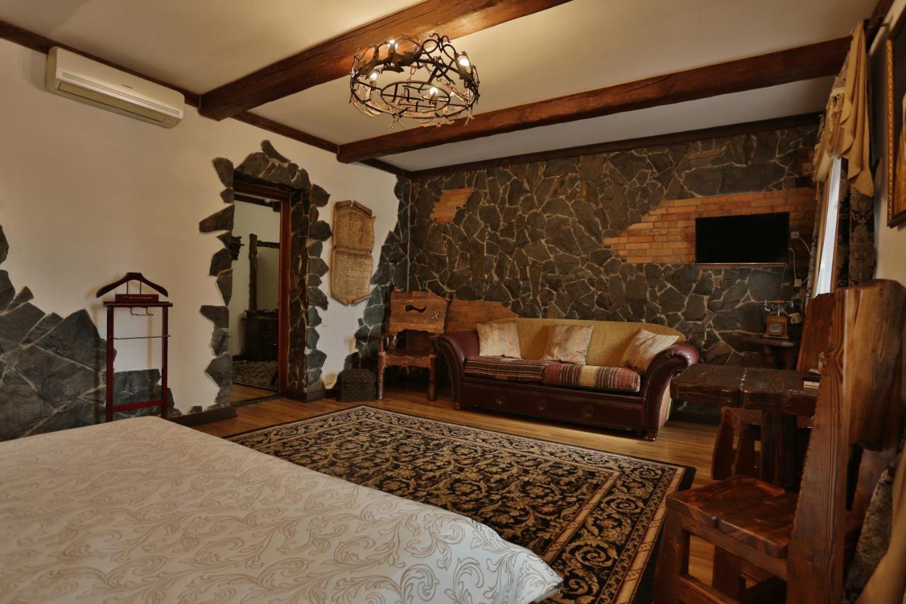 Hotel Fortetsya Hetmana Hatne Exterior foto